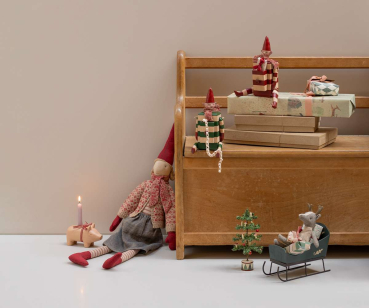 Preview: Stoff-Wichtel (Size 4) - Mädchen mit Strickjacke